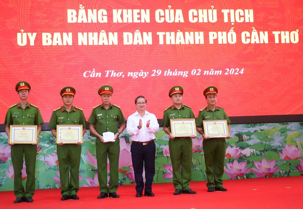 Chủ tịch UBND TP Cần Thơ Trần Việt Trường trao bằng khen, tiền thưởng cho lực lượng PCCC. Ảnh: Tạ Quang