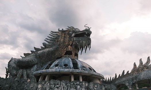 Tượng đầu rồng khổng lồ ở công viên hồ Thủy Tiên. Ảnh: Phúc Đạt.
