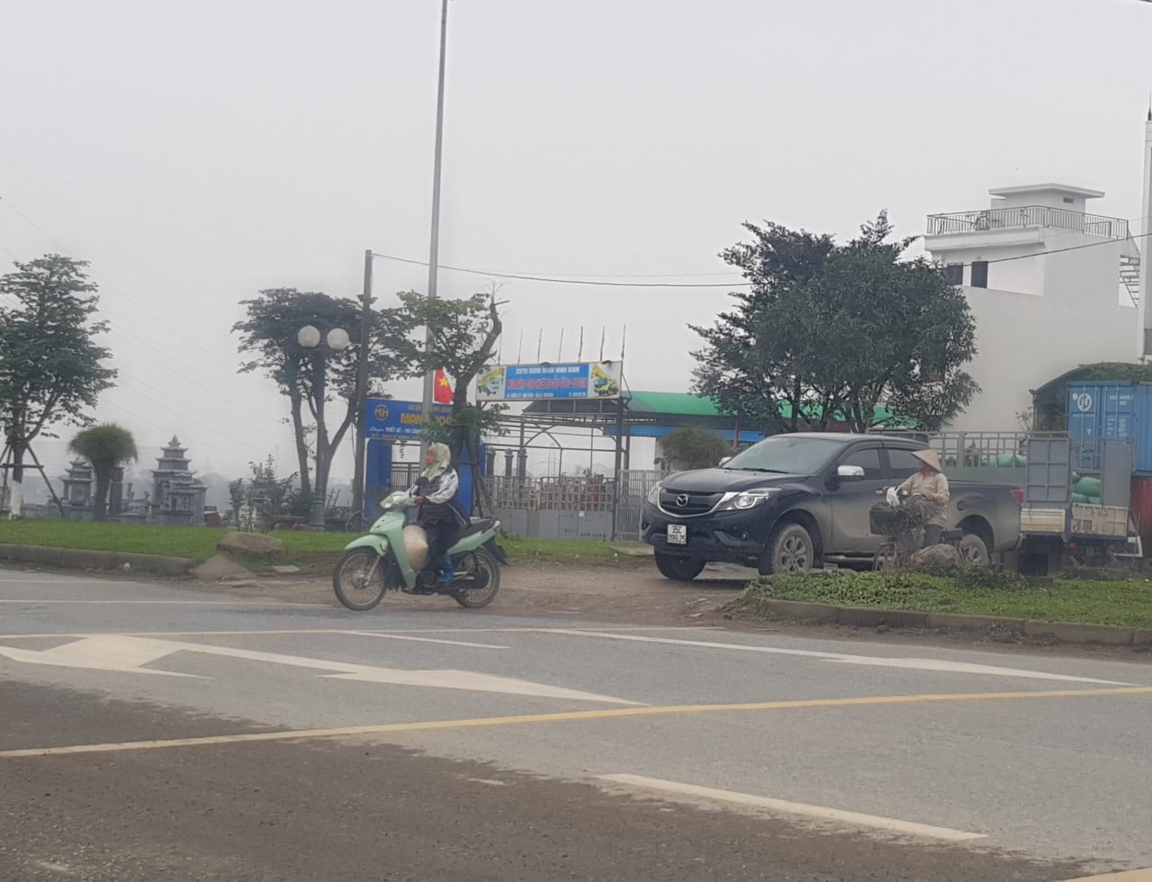 Bất chấp nguy hiểm, các phương tiện từ ôtô, xe máy đến cả xe đạp vẫn vô tư sang đường qua những lối đi tự phát trên tuyến QL1A tránh thành phố Ninh Bình. Ảnh: Nguyễn Trường