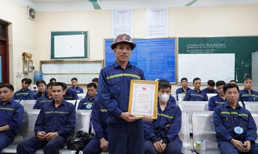 Thợ mỏ Nguyễn Văn Chinh được trao gương “Người thợ mỏ - Người chiến sỹ “ tháng 1.2024. Ảnh: CĐ TKV