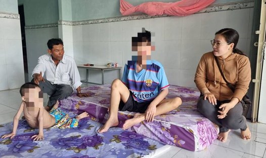 Hộ cận nghèo tại TX Bình Minh có 2 người con bị teo cơ nằm liệt 1 chỗ, gia đình hiện không còn tiền để điều trị tiếp. Ảnh: Hoàng Lộc