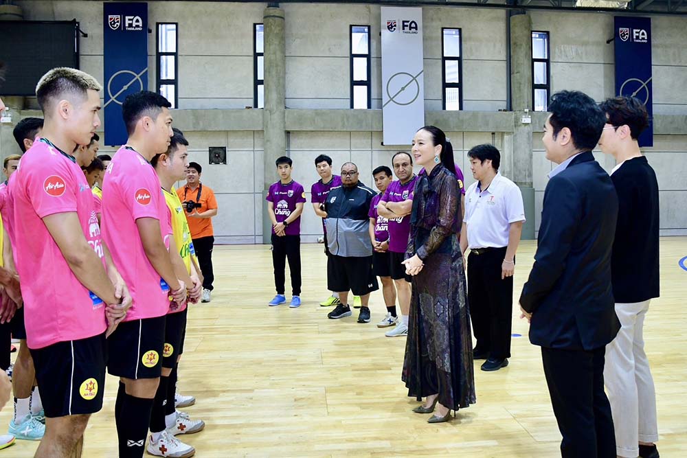 Chủ tịch Liên đoàn bóng đá Thái Lan Madam Pang thông báo với tuyển futsal Thái Lan về huấn luyện viên mới. Ảnh: FAT