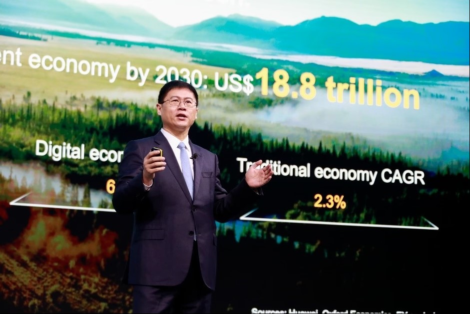 Ông Li Peng - Phó Chủ tịch cấp cao kiêm Chủ tịch nhóm Kinh doanh & Dịch vụ ICT của Huawei kêu gọi toàn ngành tiếp cận mạng 5.5G vì một thế giới thông minh thịnh vượng hơn. Ảnh: Huawei