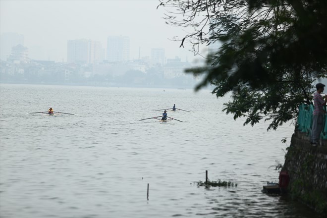 Trèo thuyền kayak trên Hồ Tây. Ảnh minh hoạ: Vĩnh Hoàng