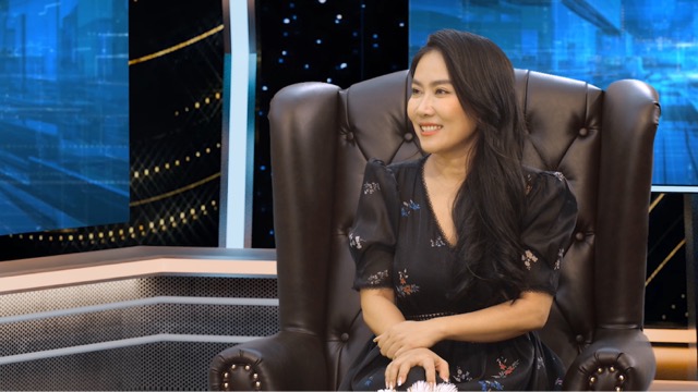 Ca sĩ Vân Khánh tại Kính đa chiều. Ảnh: NSX.