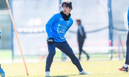 Tiền đạo Công Phượng nỗ lực tìm kiếm cơ hội trong màu áo Yokohama FC. Ảnh: FBNV