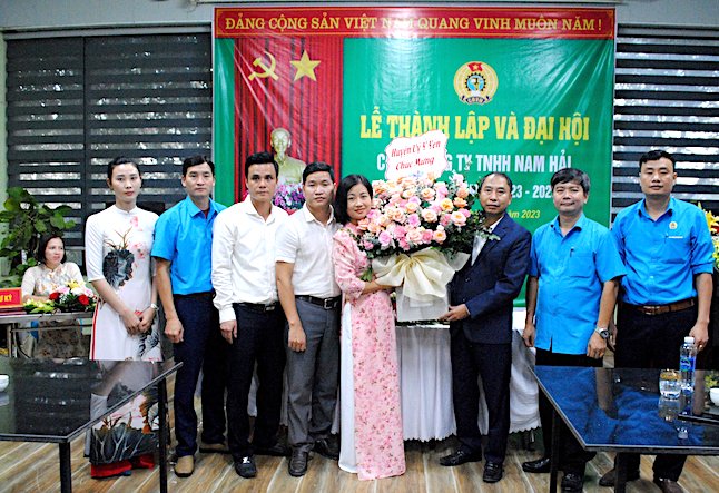 Lãnh đạo LĐLĐ huyện Ý Yên tặng hoa chúc mừng thành lập Công đoàn cơ sở Công ty TNHH Nam Hải (xã Yên Tiến). Ảnh: CĐNĐ  