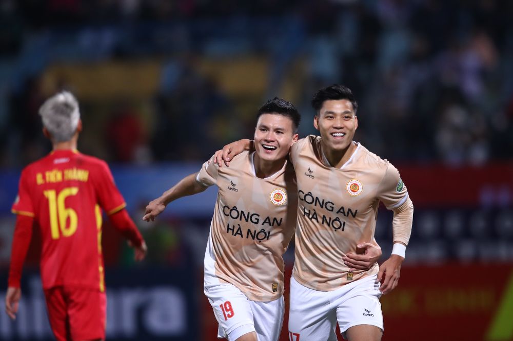 Quang Hải (số 19) và Vũ Văn Thanh ghi bàn ở trận Công an Hà Nội - Thanh Hoá tại vòng 11 V.League 2023-2024. Ảnh: Minh Dân