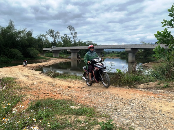 Người dân rất mong cầu nối hai xã Hành Nhân - Hành Dũng được hoàn thiện, đưa vào sử dụng, để việc đi lại của người dân thuận lợi, an toàn hơn. Ảnh: Ngọc Viên