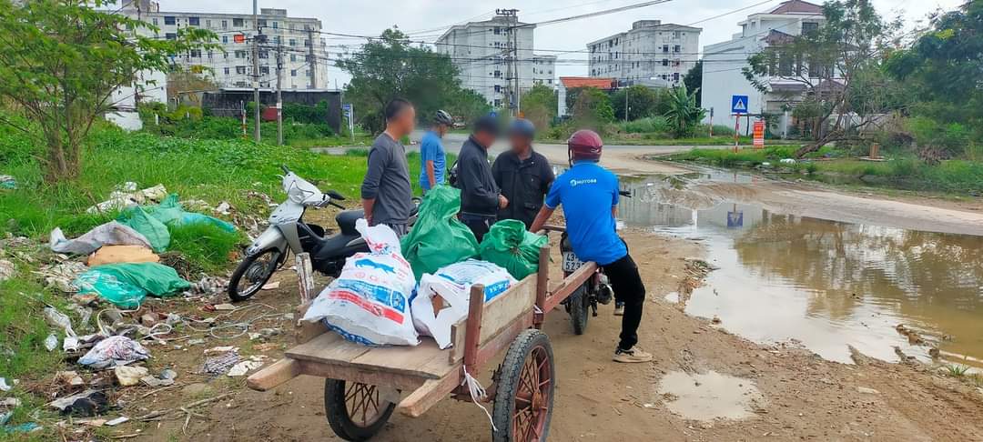 Bắt quả tang đổ trộm rác thải tại phường Nại Hiên Đông.