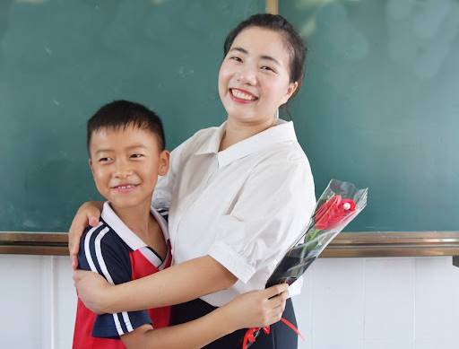 Ngày Quốc tế Phụ nữ là cơ hội để học sinh gửi những lời chúc tốt đẹp đến cô giáo. Ảnh: Xinhua
