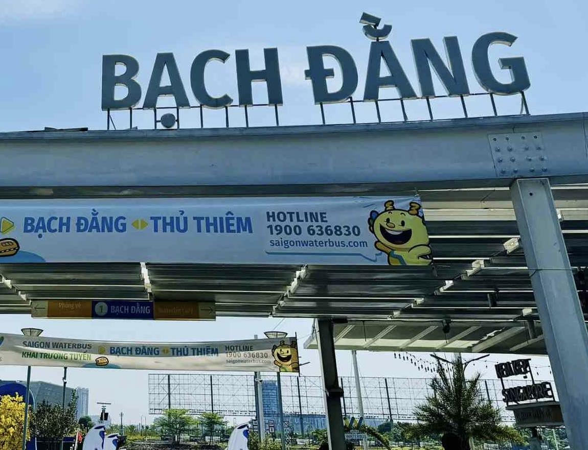 Ngày 29.2, chữ "ga tàu thủy" đã được tháo để thay bằng "bến tàu" Ảnh: Kim Toàn