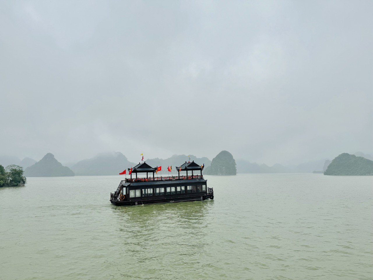 Du khách di chuyển bằng thuyền băng qua hồ Lục Ngạn để đến khu tâm linh.