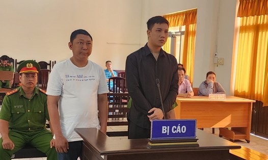Dũng và Kiệt (bên trái sang) tại phiên tòa. Ảnh: Xuân Nhi