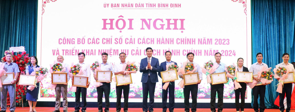 Phó Chủ tịch UBND tỉnh Bình Định Lâm Hải Giang trao bằng khen cho các đơn vị có thành tích xuất sắc. Ảnh: Cổng TTĐT Bình Định.