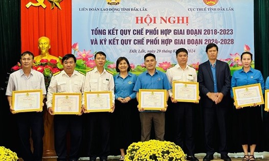 Lãnh đạo Công đoàn Đắk Lắk khen thưởng các tập thể, cá nhân có thành tích xuất sắc trong giai đoạn năm 2018 - 2023. Ảnh: Bảo Trung