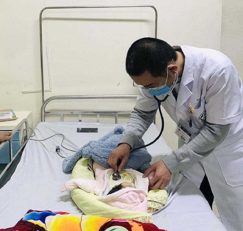 Bác sĩ Kiên thăm khám cho cháu trước khi xuất viện. Ảnh: Yến Thi

