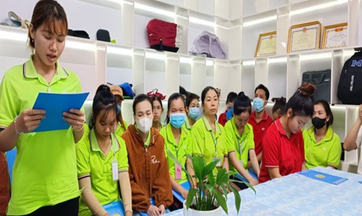 Lễ kết nạp đoàn viên công đoàn tại Công đoàn cơ sở Công ty TNHH Thương mại Xuất khẩu HV ở huyện Xuân Lộc, tỉnh Đồng Nai. Ảnh: Hà Anh Chiến