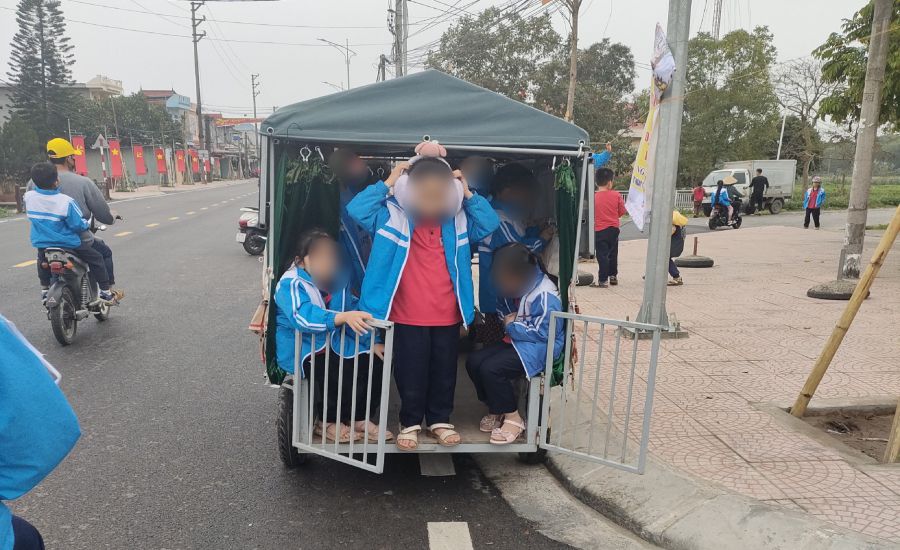 Xe tự chế tiềm ẩn nguy cơ mất an toàn nhưng vẫn đưa đón học sinh ở xã Thuận Thiên (Kiến Thụy, Hải Phòng). Ảnh: Hoàng Khôi