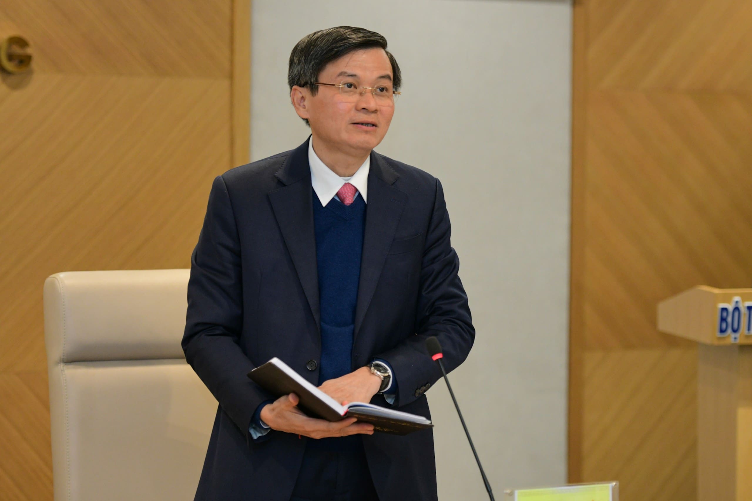 Ông Đoàn Minh Huấn - Bí thư Tỉnh ủy Ninh Bình phát biểu tại buổi làm việc với Bộ TTTT. Ảnh: Nguyễn Trường