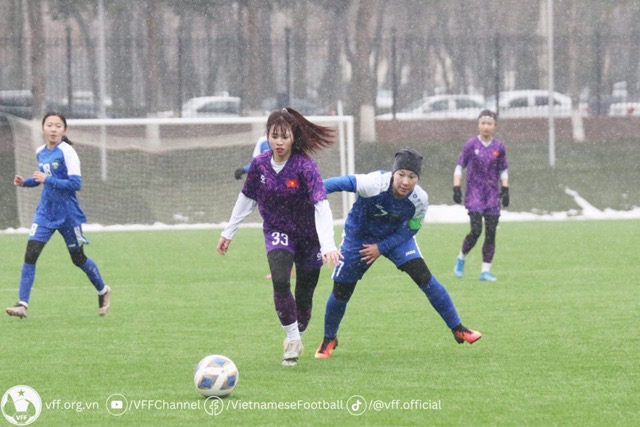 U20 nữ Việt Nam (áo tím) đá giao hữu với chủ nhà Uzbekistan dưới trời mưa tuyết tại Tashkent. (Ảnh: VFF) 