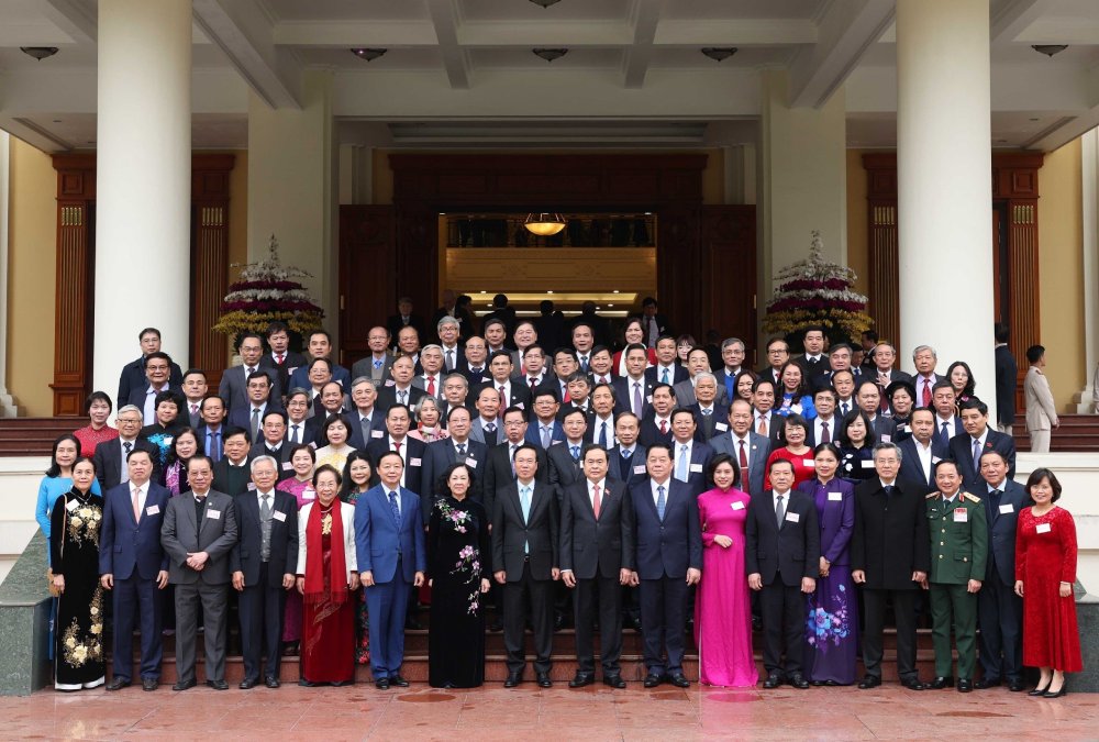 Chủ tịch nước Võ Văn Thưởng và các lãnh đạo Đảng, Nhà nước chụp ảnh cùng các đại biểu dự Hội nghị. Ảnh: Ngọc Thắng