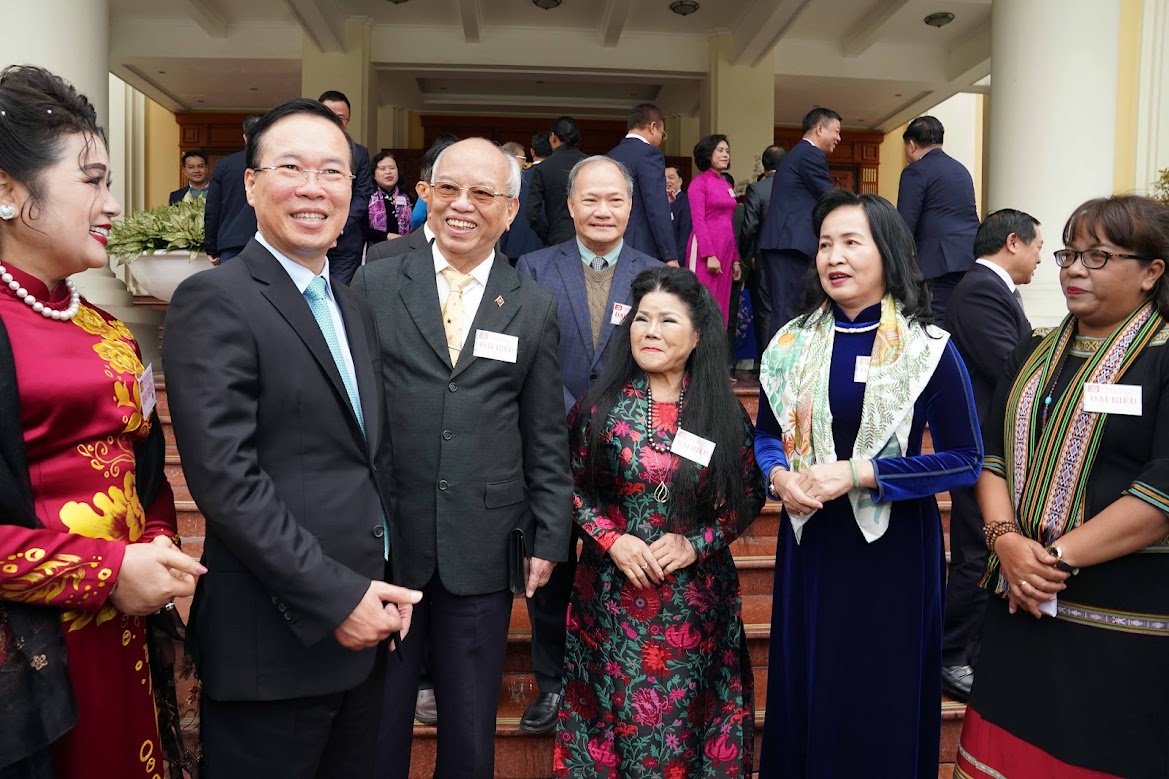 Chủ tịch nước Võ Văn Thưởng trò chuyện cùng các đại biểu trí thức, nhà khoa học, văn nghệ sĩ dự Hội nghị. Ảnh: Ngọc Thắng