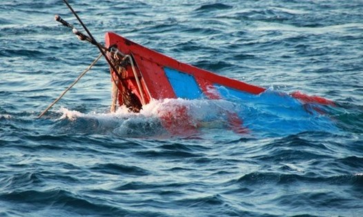 Tàu cá ở Bình Định bị tàu lạ đâm. Ảnh minh hoạ: Nguyễn Tri