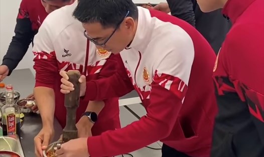 Huấn luyện viên Kiatisak làm món gỏi đu đủ Thái Lan. Ảnh cắt từ video 