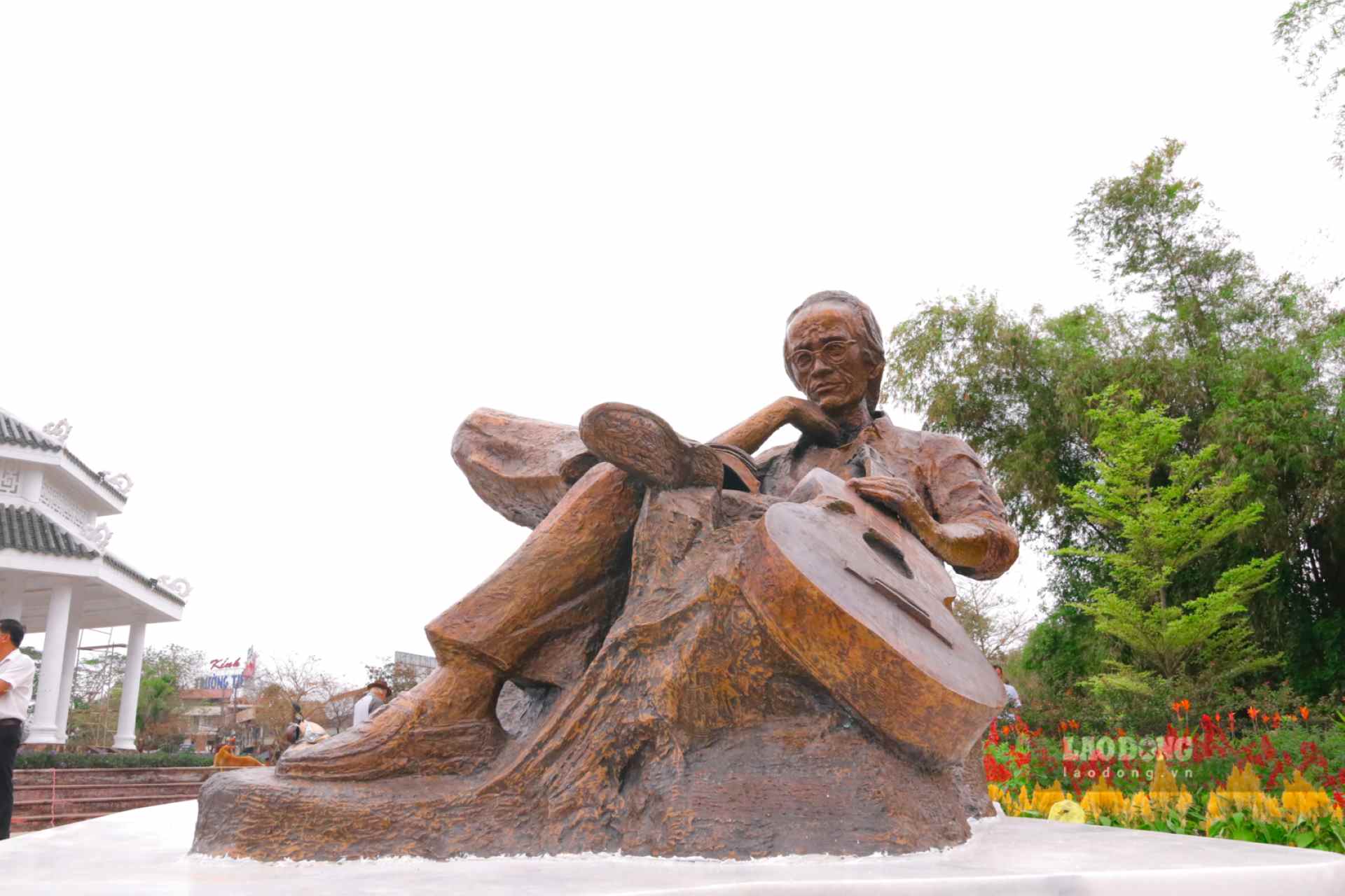 Tượng nhạc sĩ Trịnh Công Sơn đặt ở công viên cùng tên (TP. Huế). Ảnh: Phúc Đạt.