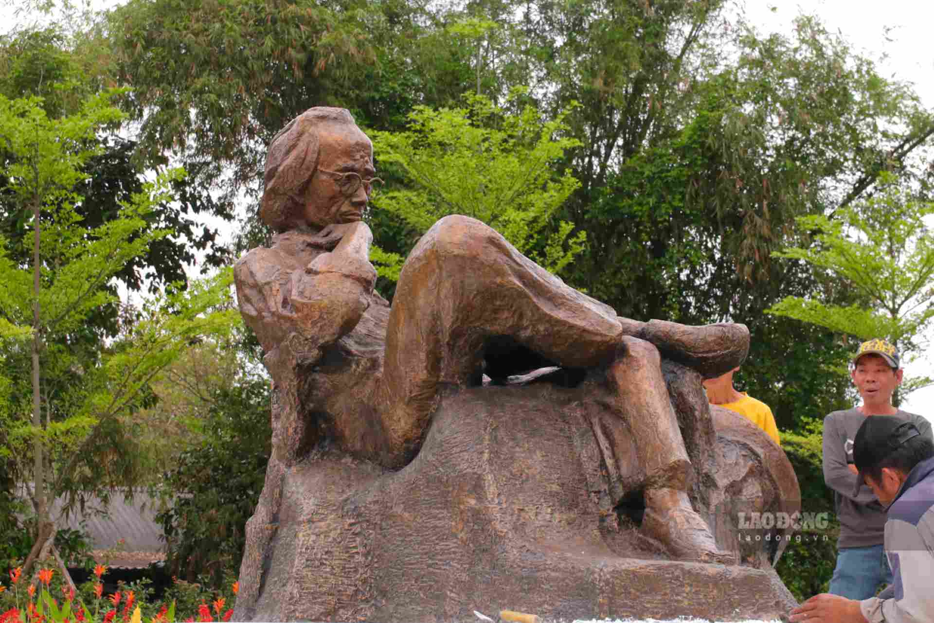 Tượng Trịnh Công Sơn đặt ở công viên cùng tên cố nhạc sĩ (TP. Huế). Ảnh: Phúc Đạt.