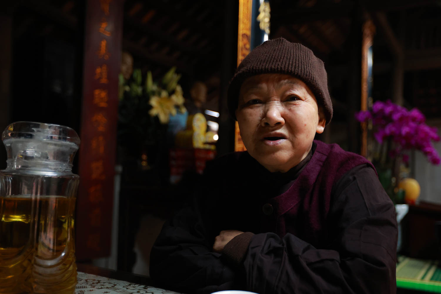 Ni sư Thích Đàm Thuỷ - Trụ trì chùa Tây Phương trăn trở: “Tôi nhớ lần trùng tu cách đây hơn 20 năm, một số thợ được thuê tay nghề không cao, khiến nhiều mảng ngói cổ chưa được bảo tồn tối đa, bị dỡ bỏ lãng phí, xót lắm. Mong rằng sắp tới, việc bảo tồn, tu bổ sẽ được giám sát, thực hiện thật cẩn thận, chuyên nghiệp để giữ lại được nhiều nhất những cổ vật, kiến trúc vốn có của di tích”.