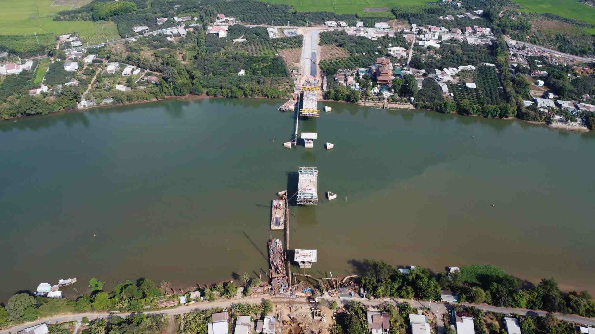 Đây là công trường thi công cầu Bạch Đằng 2 bắc qua sông Đồng Nai, nối thành phố Tân Uyên (tỉnh Bình Dương) với huyện Vĩnh Cửu (tỉnh Đồng Nai)
