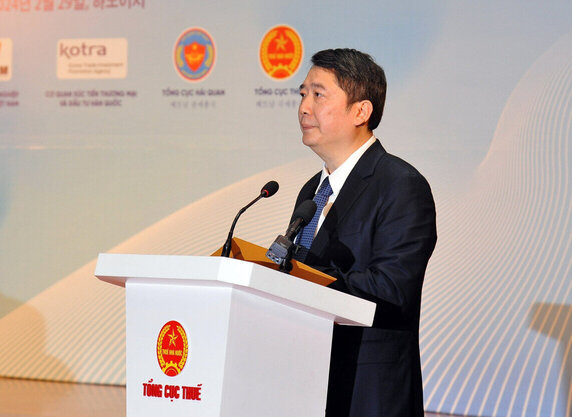 Thứ trưởng Cao Anh Tuấn trả lời đối thoại tại hội nghị đối thoại với doanh nghiệp Hàn Quốc. Ảnh: Tổng cục Thuế.