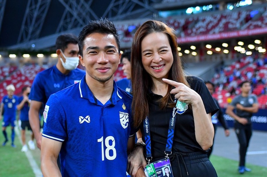 Madam Pang thuê chuyên cơ đưa tuyển Thái Lan về nước sau khi vô địch AFF Cup 2020. Ảnh: FAT