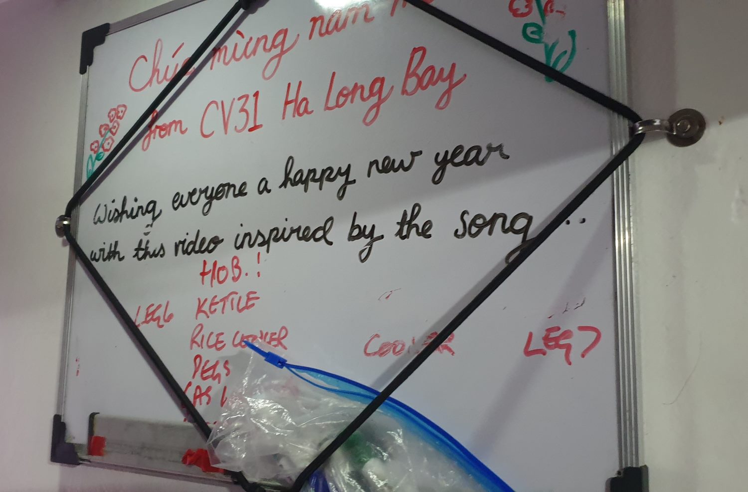Một thành viên đội “Ha Long Bay, Viet Nam” - từng ở Việt Nam một thời gian - viết những dòng chúc mừng năm mới treo trong khoang thuyền đang đua từ Australia tới vịnh Hạ Long. Đó cũng là thời điểm Việt Nam đang trong không khí đón Tết Nguyên đán 2024. Ảnh: Nguyễn Hùng
