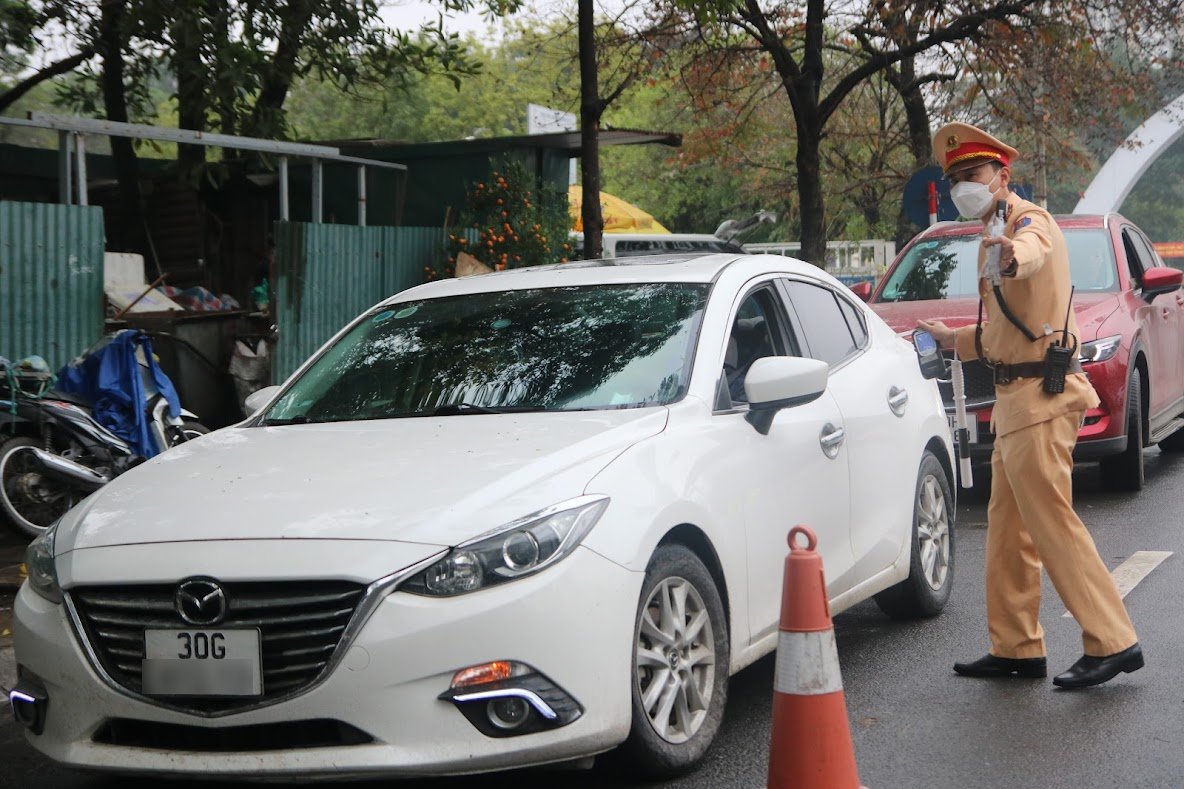 Lực lượng cảnh sát giao thông dừng kiểm tra nồng độ cồn các phương tiện tham gia giao thông. Ảnh minh hoạ: Trần Vương