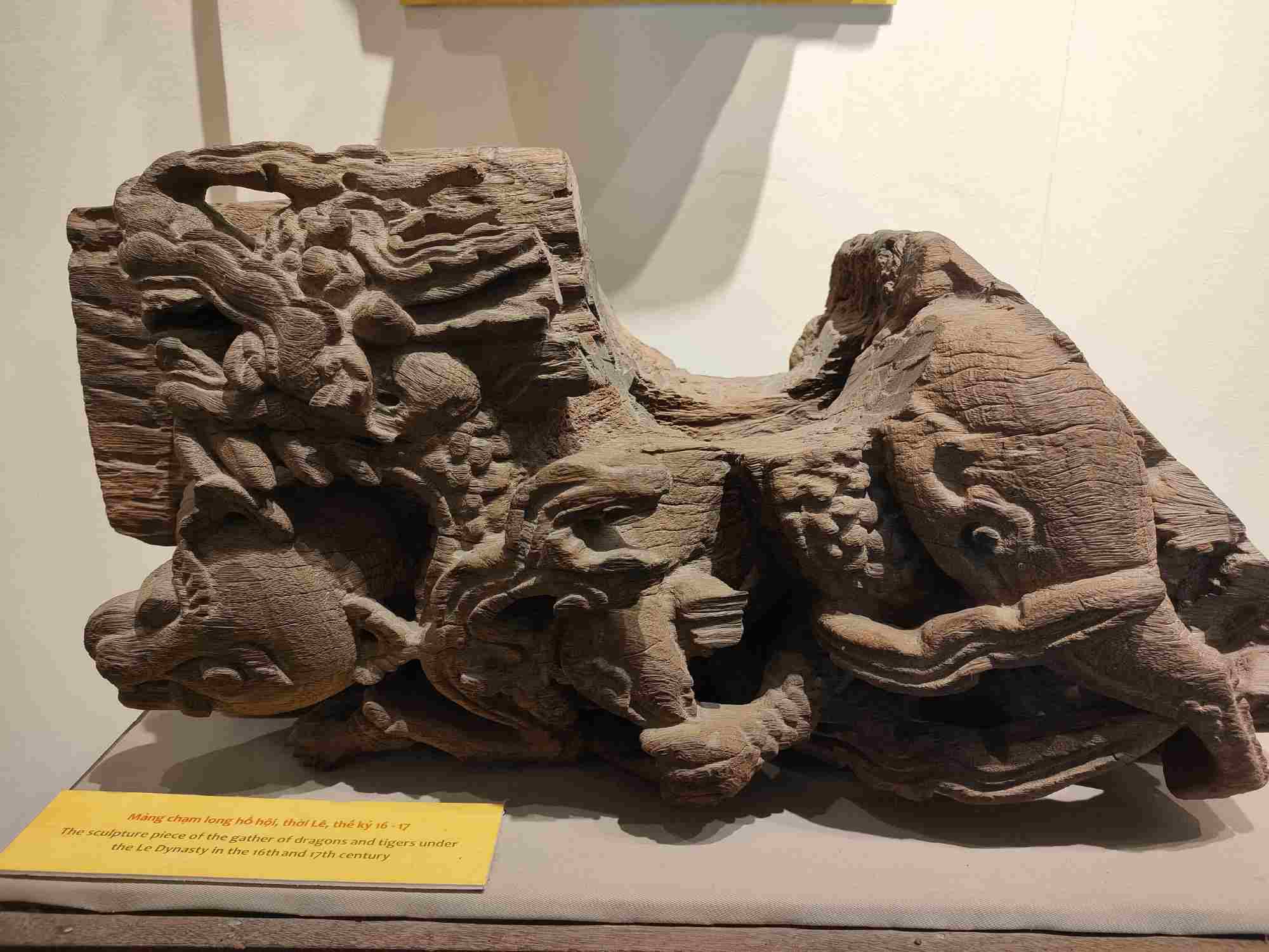 Rồng và hổ là những hình tượng linh thiêng trong văn hóa Việt Nam và một số nước châu Á. Hổ là động vật có thật và gần như là duy nhất được sánh đôi với rồng - một loài vật hư cấu tượng trưng cho quyền năng của tự nhiên. Bức chạm “Long hổ hội” có niên đại thế kỷ 17 hiện đang được trưng bày tại Bảo tàng Hải Phòng. Bức chạm thể hiện mong muốn đỗ đạt cao bởi Rồng tượng trưng cho Tiến sĩ, hổ tượng trưng cho cử nhân. Long hổ sum vầy tức là mong muốn con cháu sẽ đỗ đạt cao