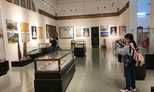 Không gian trưng bày hàng trăm cổ vật tại Bảo tàng Hải Phòng. Ảnh: Mai Dung