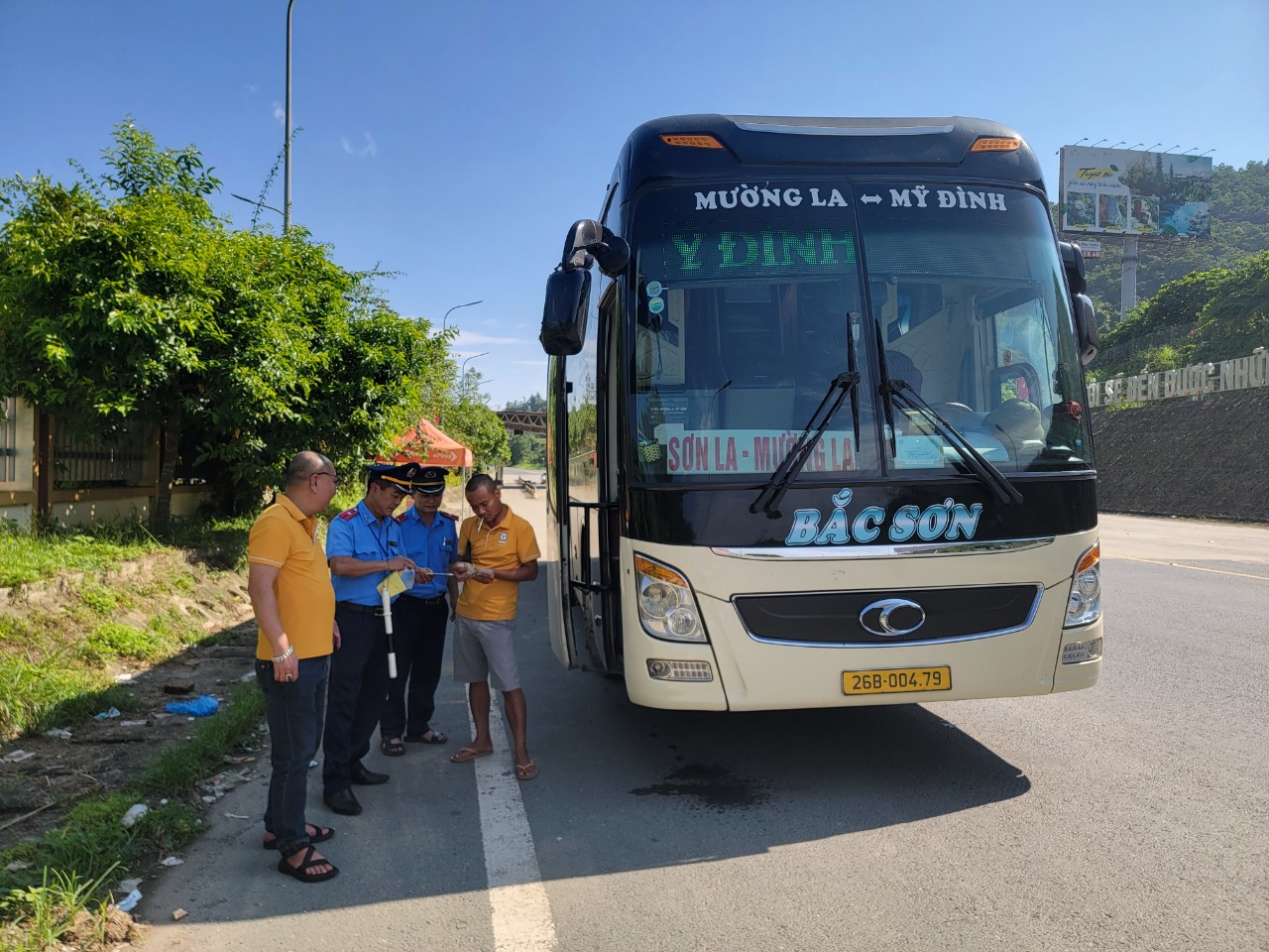 Authorities check vehicles to ensure traffic safety during the Lunar New Year. Photo: Minh Nguyen