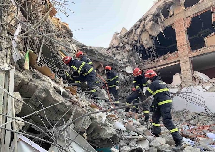 Đoàn Công tác Bộ Công an Việt Nam triển khai công tác cứu hộ, cứu nạn tại một tòa nhà ở thành phố Adiyaman, phía đông nam Thổ Nhĩ Kỳ. (Ảnh: TTXVN phát)