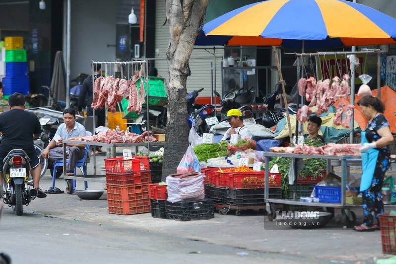 Các điểm buôn bán thịt heo tự phát xung quanh chợ đầu mối Bình Điền. Ảnh: Hạ Mây