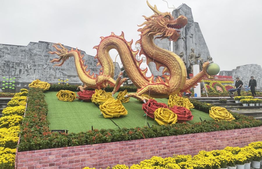 Lộ diện linh vật rồng ở đường hoa Xuân Giáp Thìn năm 2024 tại Tiền Giang