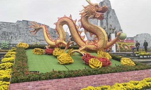 Linh vật rồng đặt tại Quảng trường Hồ Chí Minh. Ảnh: Phi Long.