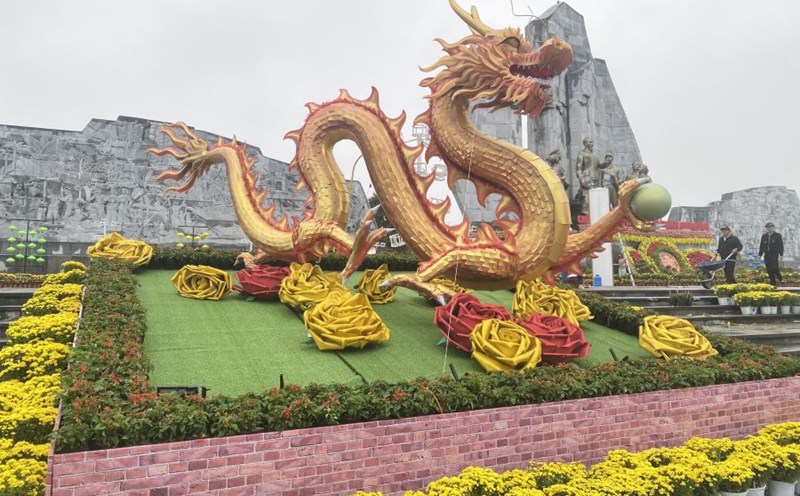 Lộ diện linh vật rồng ở đường hoa Xuân Giáp Thìn năm 2024 tại Tiền Giang