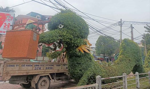 Công ty cổ phần công viên cây xanh TP Vinh chỉnh trang cặp linh vật rồng trên đường đường Nguyễn Sỹ Sách. Ảnh: Quang Đại 