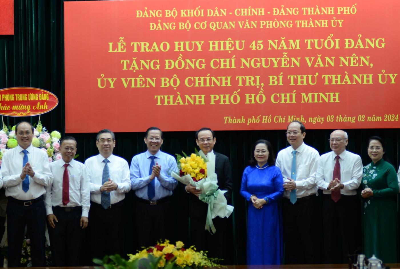 Ban Thường vụ Thành ủy TPHCM chúc mừng ông Nguyễn Văn Nên. Ảnh: Minh Quân