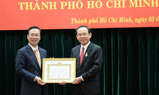 Chủ tịch nước Võ Văn Thưởng trao Huy hiệu 45 năm tuổi Đảng cho ông Nguyễn Văn Nên - Bí thư Thành uỷ TPHCM. Ảnh: Minh Quân
