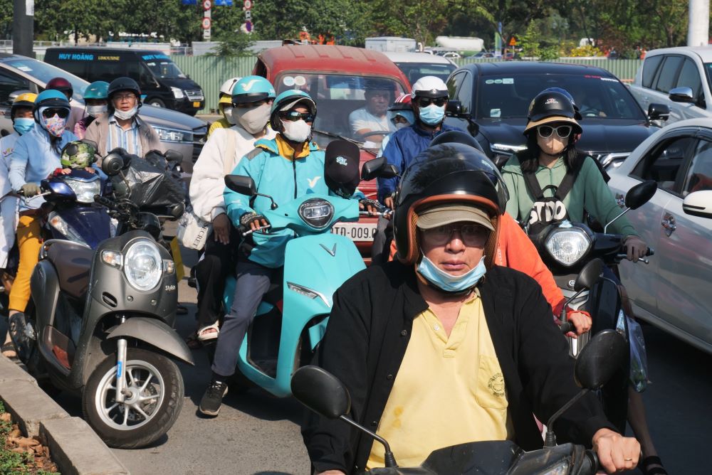 Tại khu vực đường song hành cao tốc giao Nguyễn Thị Định, dòng xe từ các hướng đổ cùng về khiến nơi đây kẹt cứng không thể nhúc nhích.