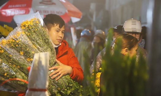 Người dân Thủ đô không ngủ, chen chân đến chợ hoa Quảng An ngày cận Tết